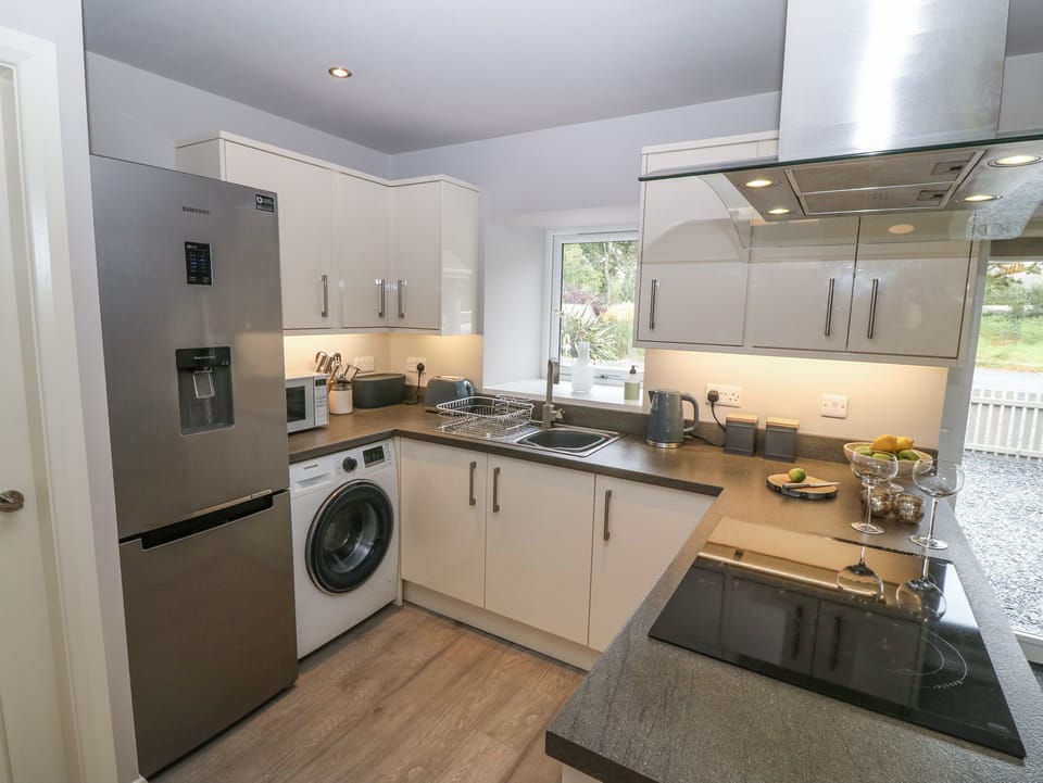 Cottage | Private kitchen | Fridge, electric kettle, toaster, cookware/dishes/utensils