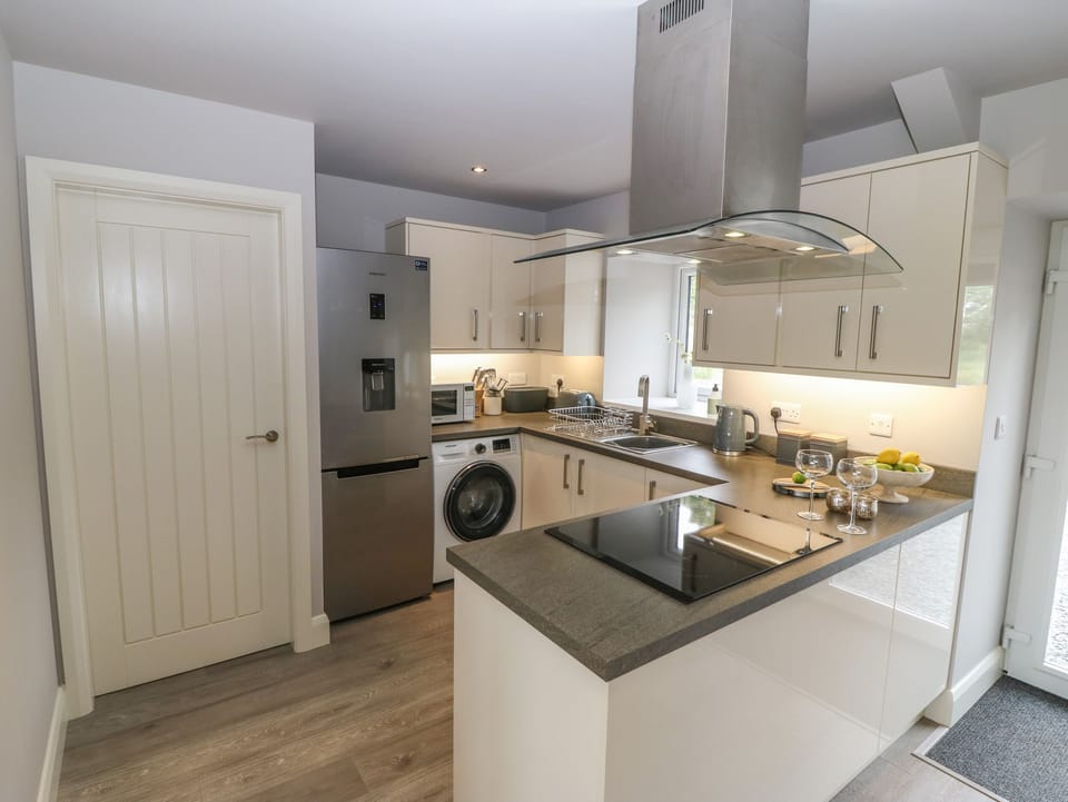 Cottage | Private kitchen | Fridge, electric kettle, toaster, cookware/dishes/utensils