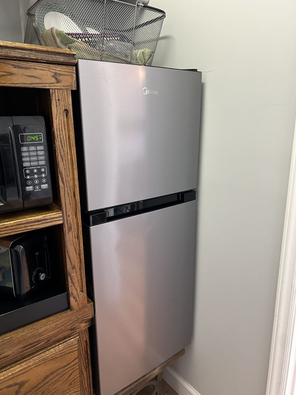 New larger fridge recently added has ice trays in freezer.