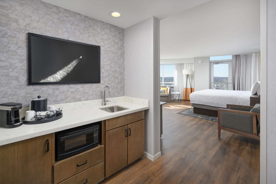 Executive Suite, 1 King Bed, Balcony | Minibar