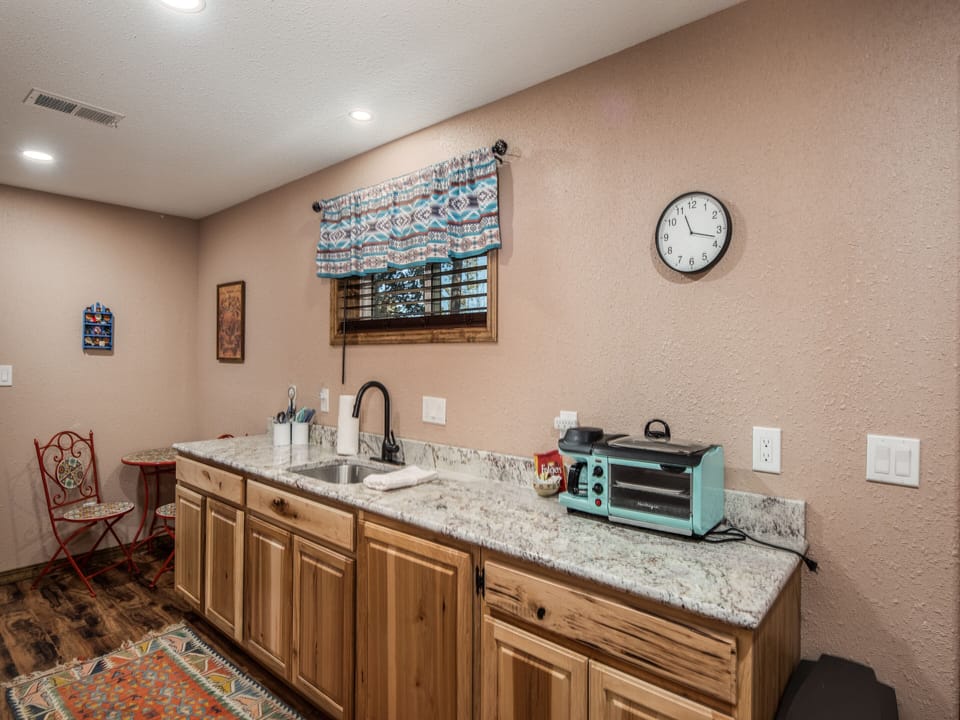 Studio (Multiple Bedrooms) | Property amenity