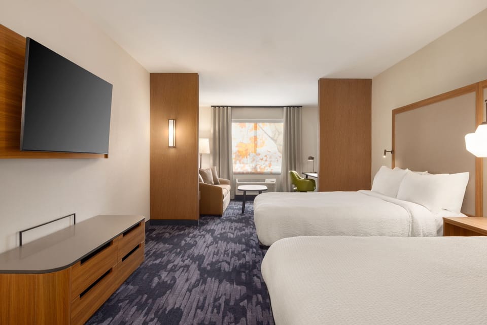 Egyptian cotton sheets, premium bedding, pillowtop beds, desk