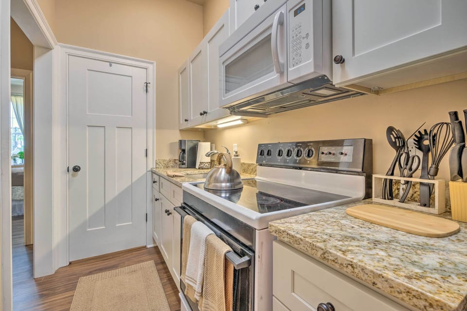 Well-Equipped Kitchen | Pots & Pans