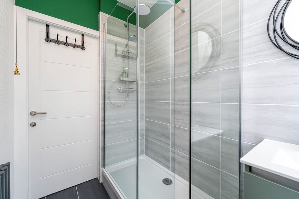 Walk-in shower (with a step up into it)