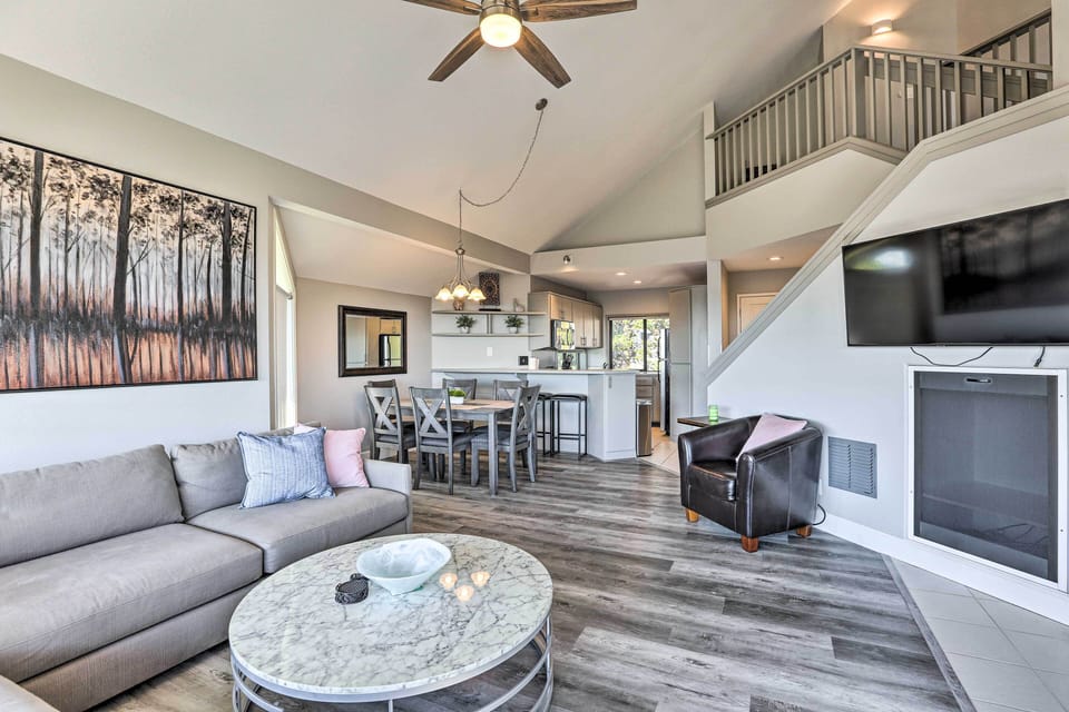 Living Area | Smart TV | Gas Fireplace | 2nd-Floor Unit