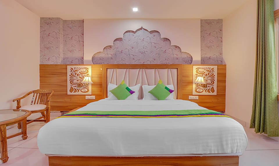 Standard Room,Maple | Individually furnished, desk, iron/ironing board, rollaway beds