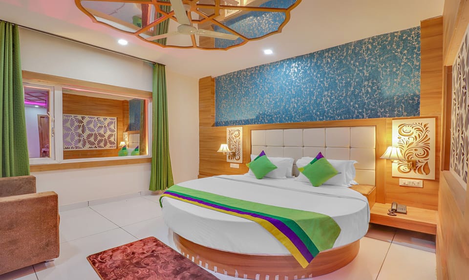 Deluxe room with Living room | Individually furnished, desk, iron/ironing board, rollaway beds