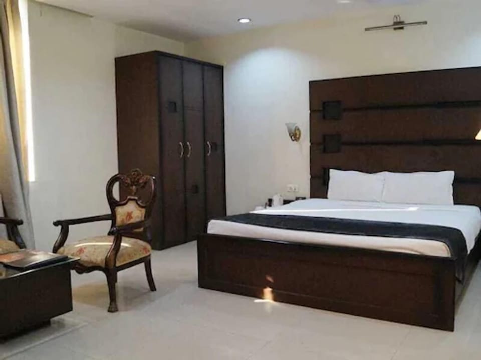 WiFi (free), bed sheets