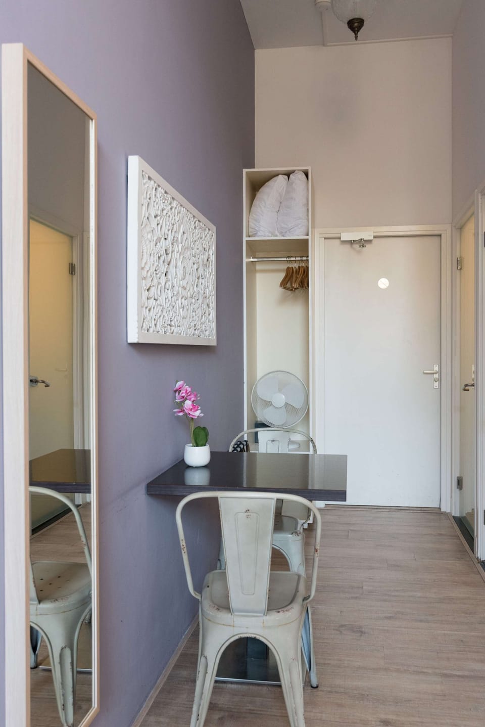 Room view - table with chairs