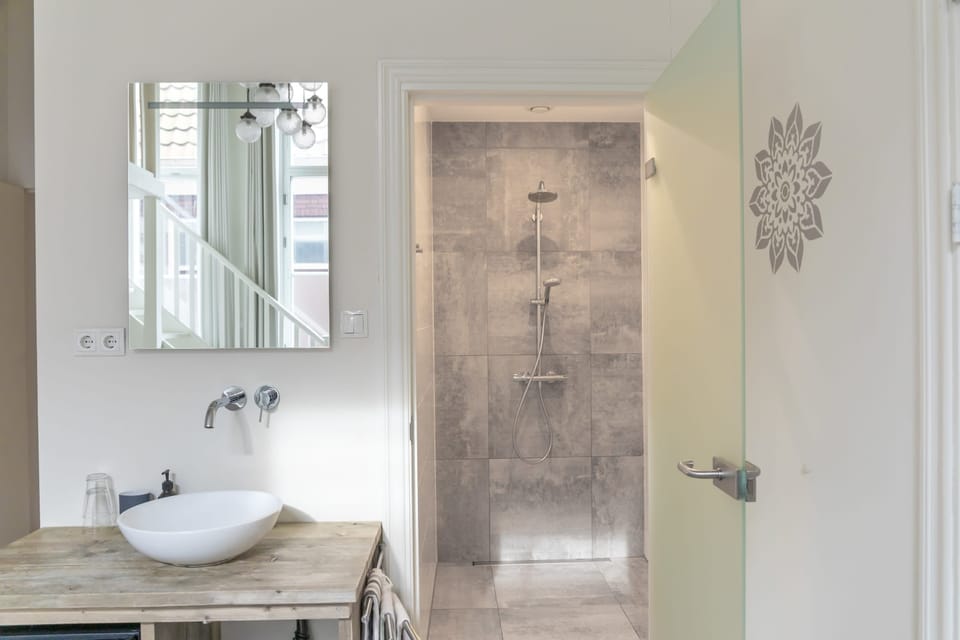 Walk-in shower & washbasin
