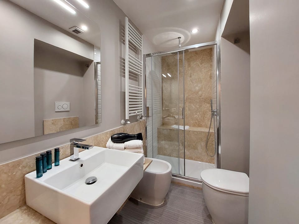 Comfort Double or Twin Room | Bathroom | Shower, bidet, towels