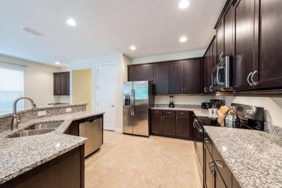 House, 6 Bedrooms | Private kitchen