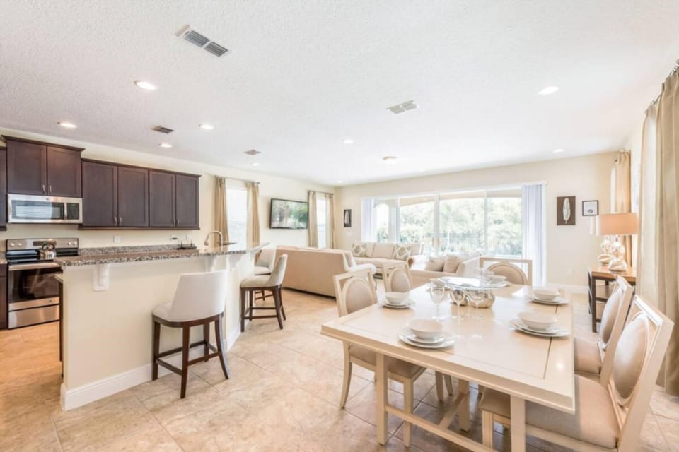 House, 6 Bedrooms | In-room dining