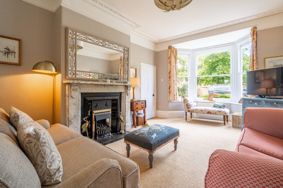 Crown Villa, Wells-next-the-Sea: Sitting room with views over The Buttlands