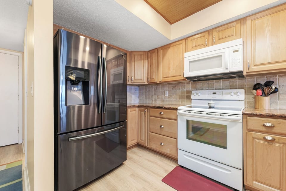 Condo, Multiple Beds, Pool Access, Ocean View (#I-9T - No Pets) | Private kitchen | Fridge, microwave, oven, stovetop