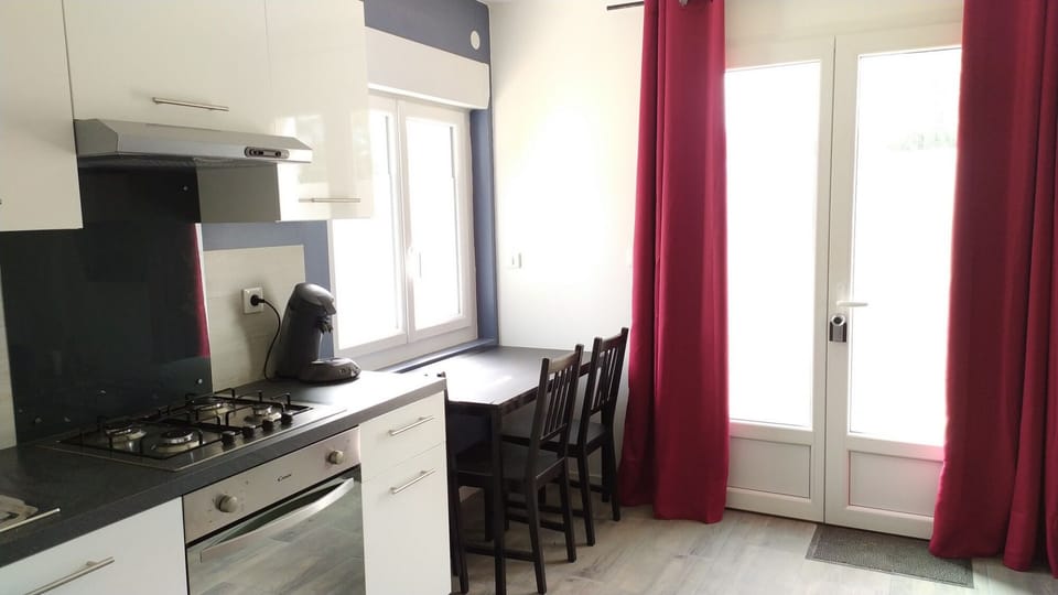 Apartment, 1 Bedroom, Kitchenette (Bleu) | Private kitchenette | Full-size fridge, microwave, oven, stovetop