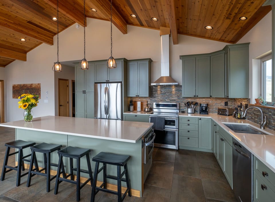 Additional 4 seats at the kitchen island.
