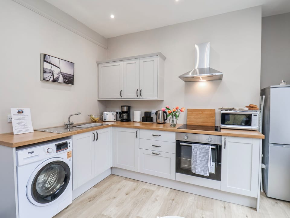 Cottage | Private kitchen | Fridge, microwave, electric kettle, toaster