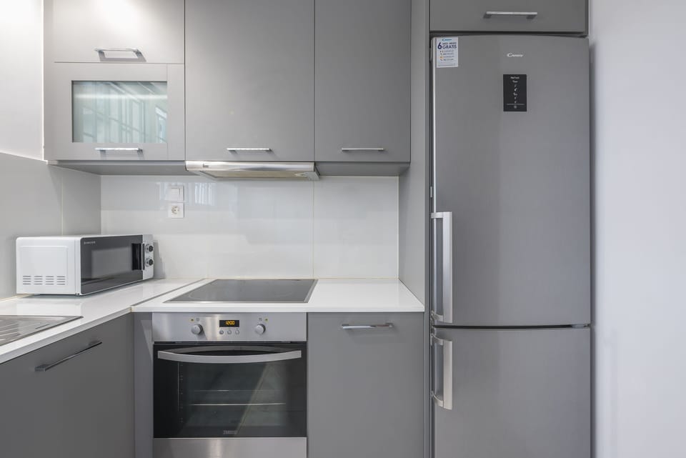 City Apartment | Private kitchen | Full-size fridge, microwave, oven, stovetop