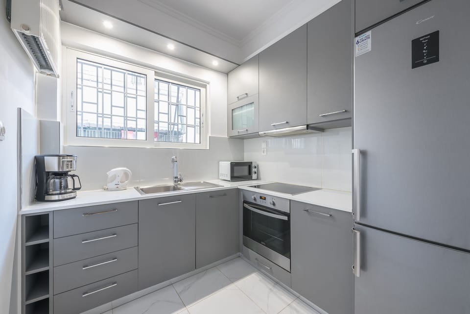 City Apartment | Private kitchen | Full-size fridge, microwave, oven, stovetop