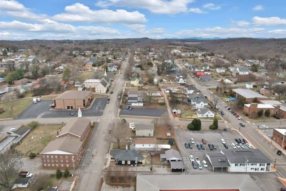 Central (but quiet) Lenoir City location