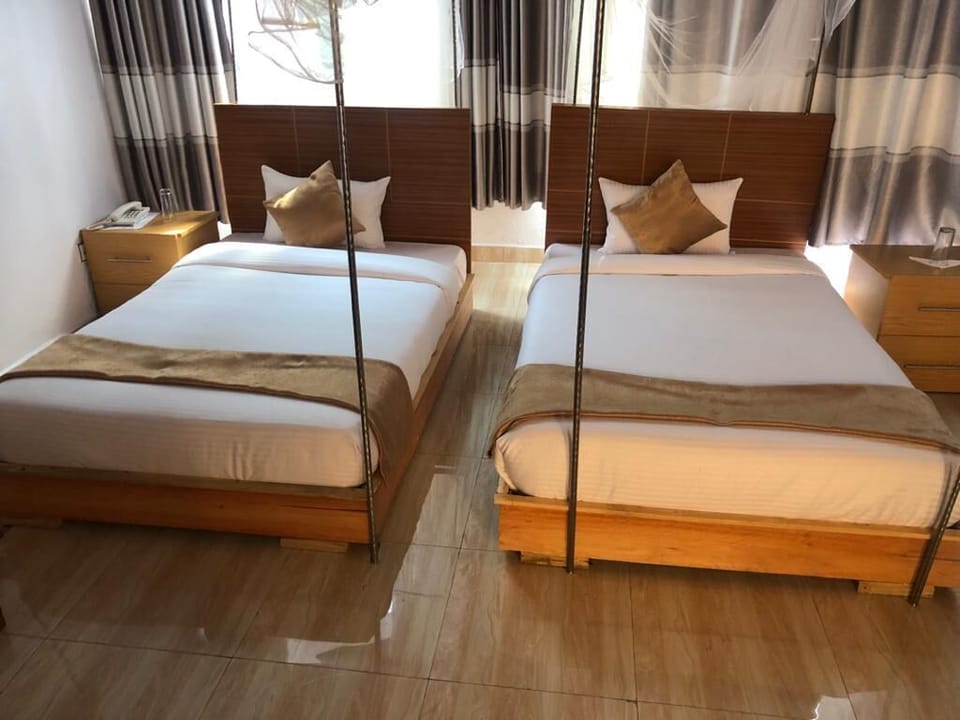 Standard Twin Room | Desk, WiFi (free), bed sheets