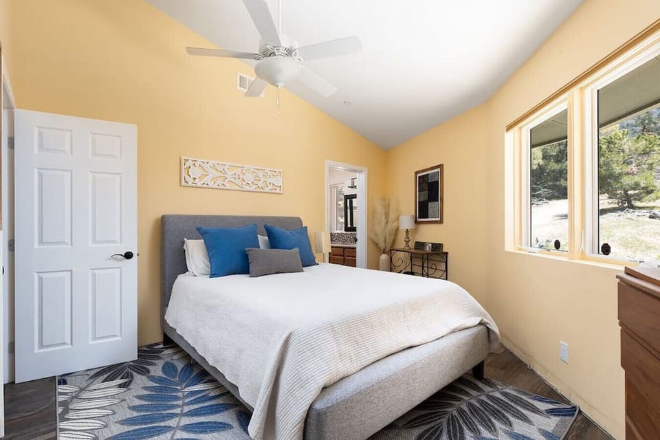 Queen very comfy bed with amazing forest views and private bathroom