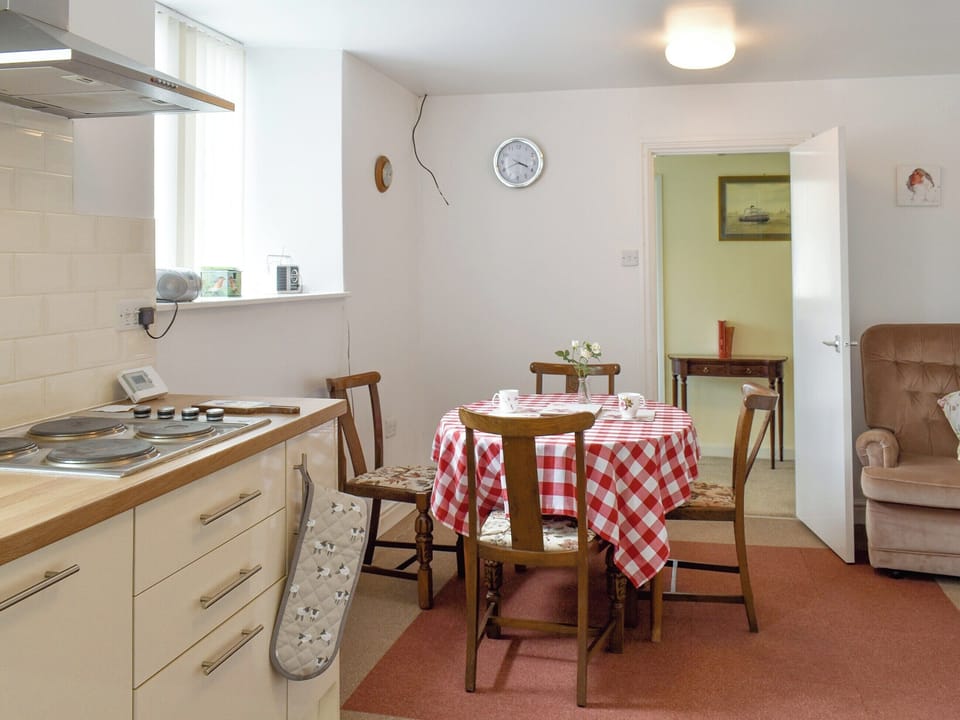 Kitchen/diner | Sisial Y Gwynt, Llanarmon yn Lal