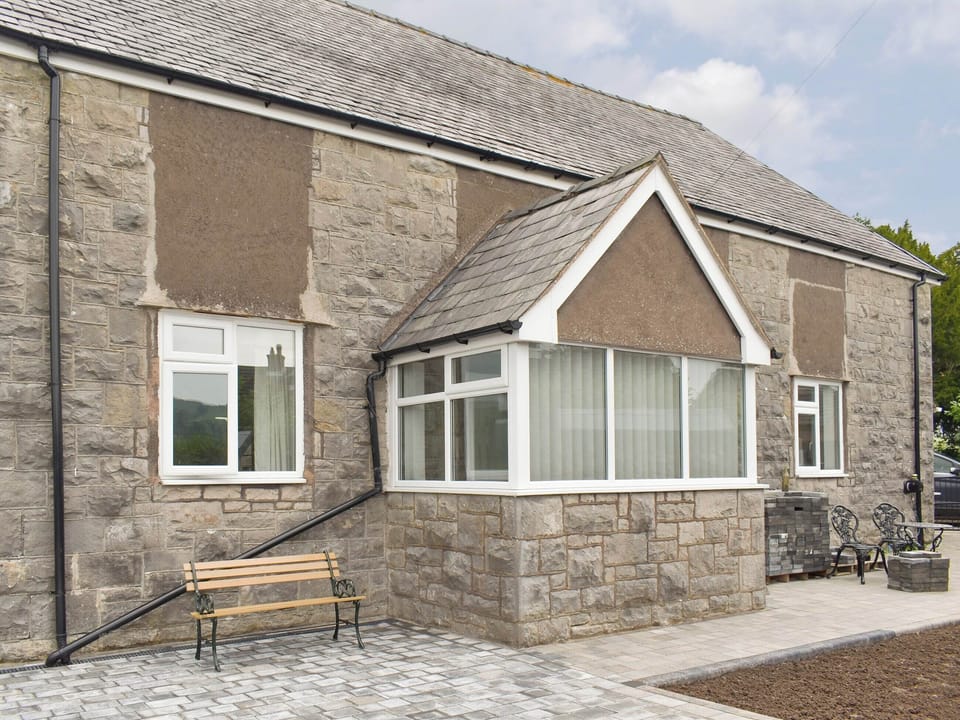 Exterior | Sisial Y Gwynt, Llanarmon yn Lal