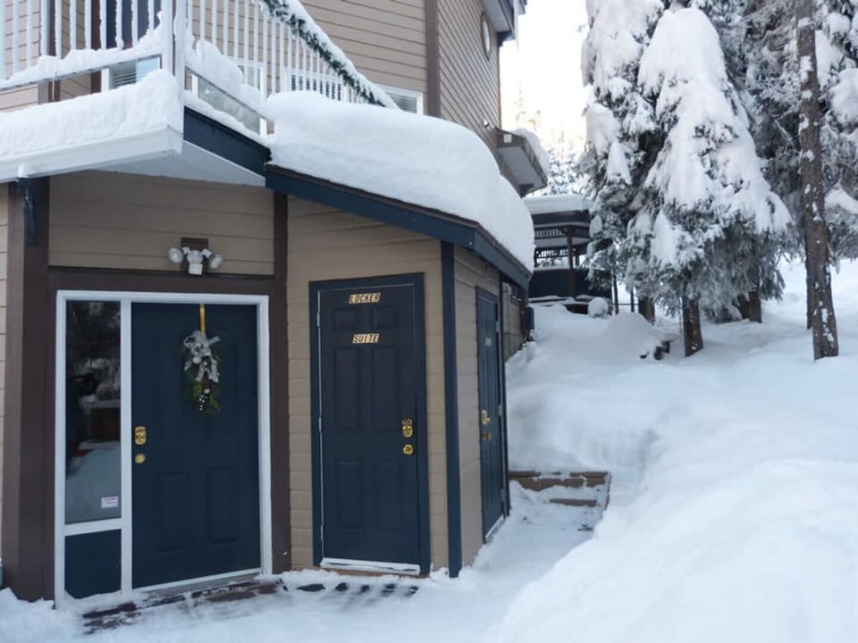 Front Entrance and Large Ski Locker for all of your Gear! 
