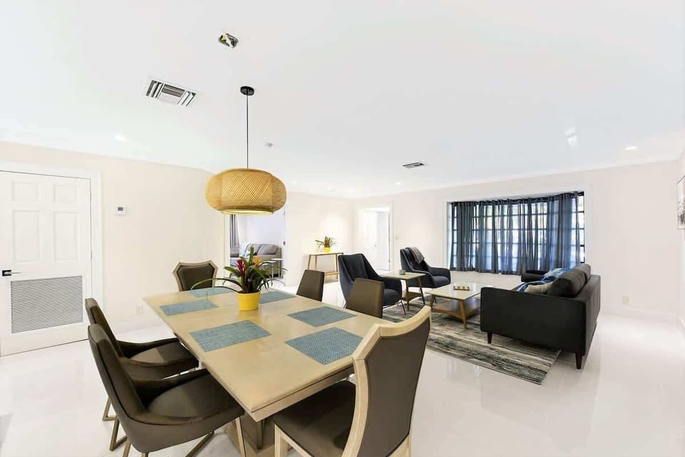 Bright dining and lounge space with stylish décor and a welcoming, open layout.