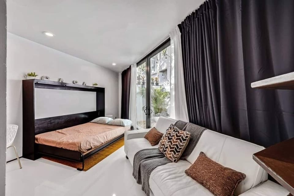 Living room area equipped with Smart TV and Wifi. 