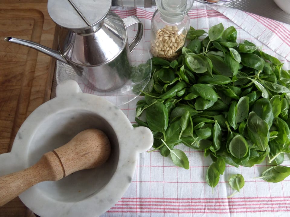 The ingredients aof the local pesto sauce