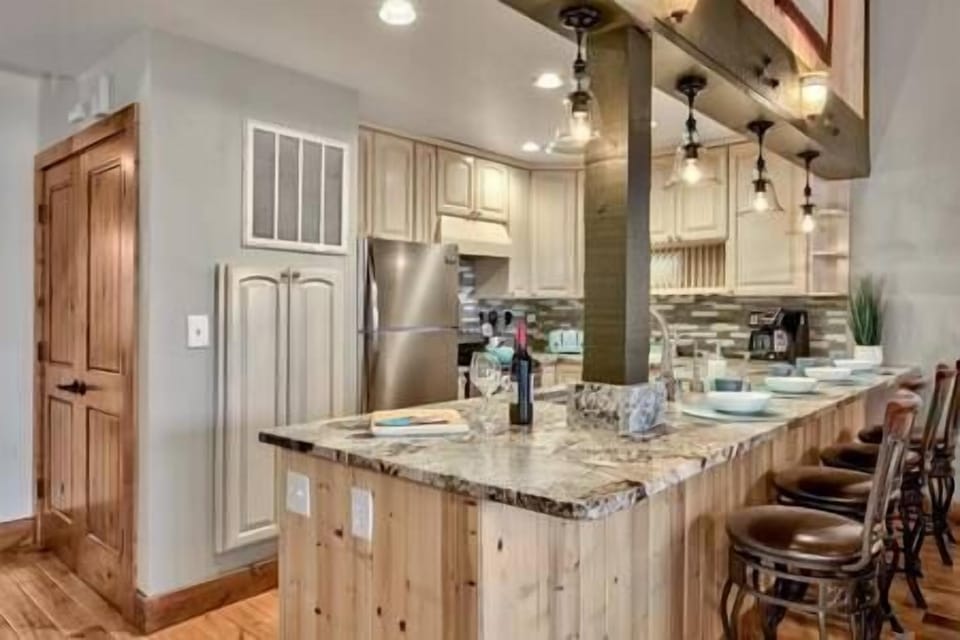 Chef's Kitchen with breakfast bar that comfortably seats 4
