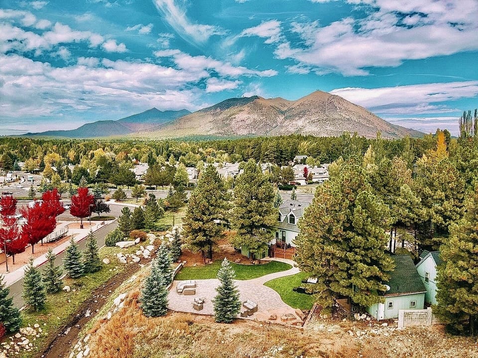 ✨Private acre w/ forest-bordered courtyard venue & stunning mountain backdrop.