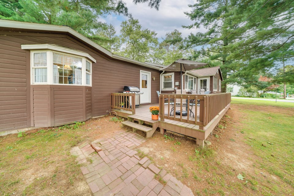 Yard | Gas Grill | Fire Pit (Starter Wood Provided)