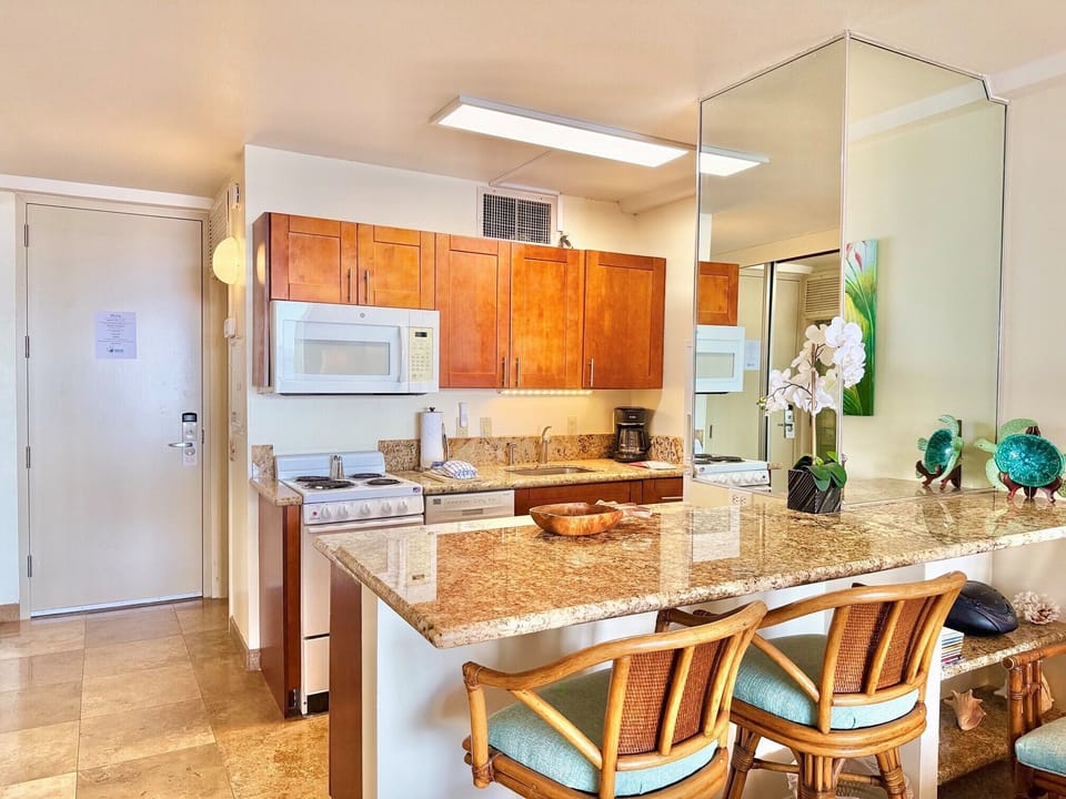Kitchen Bar Counter w/ Stools
