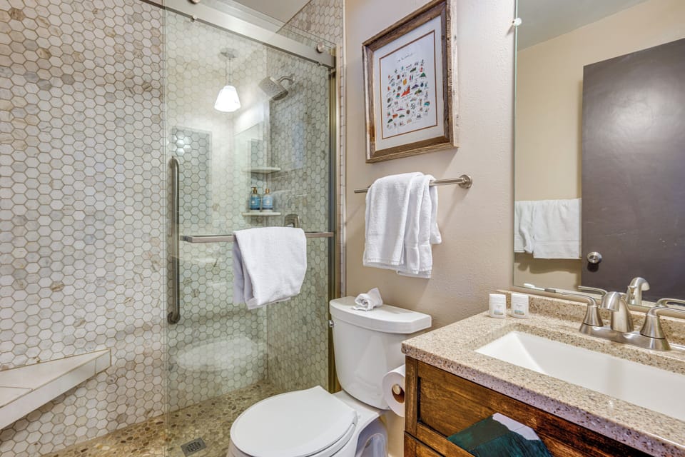 Full Bathroom | Towels Provided | Complimentary Toiletries
