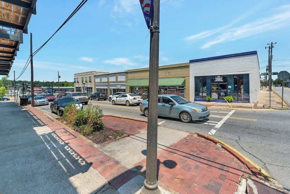 Several shops and restaurants!