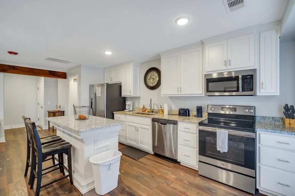 Another view of the kitchen! full kitchen!