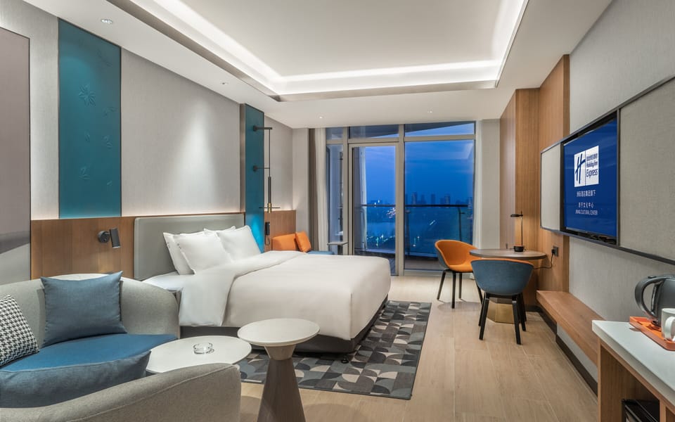Standard Room, 1 King Bed, Lake View | In-room safe, soundproofing