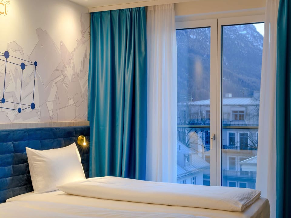 Hypo-allergenic bedding, in-room safe, desk, blackout drapes