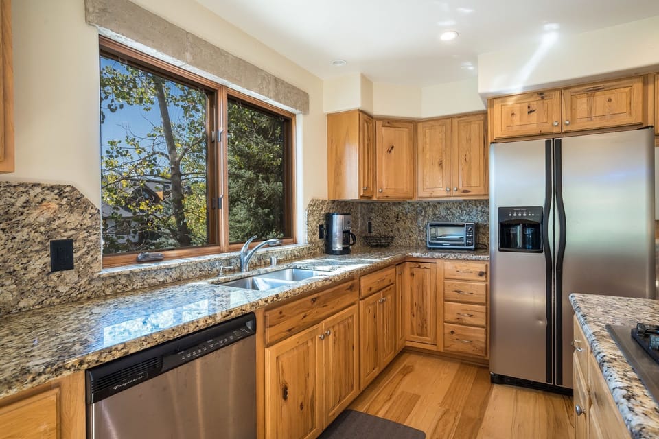 Condo, 2 Bedrooms | Private kitchen | Fridge, oven, coffee/tea maker, toaster