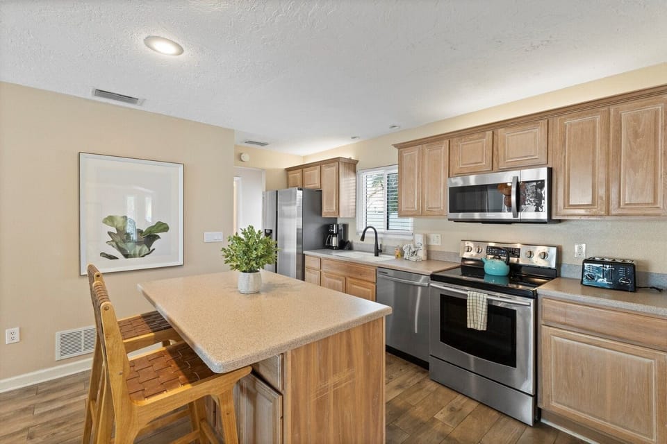 House, 3 Bedrooms | Private kitchen | Fridge, coffee/tea maker, toaster, dining tables