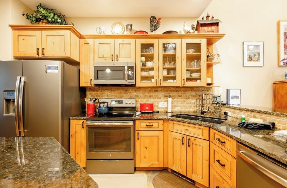 House, Multiple Beds, Hot Tub, City View | Private kitchen | Fridge, microwave, oven, stovetop