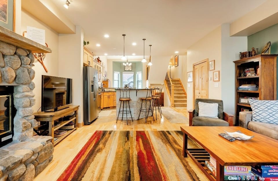 House, Multiple Beds, Hot Tub, City View | Living area | 40-inch flat-screen TV with cable channels, TV, fireplace