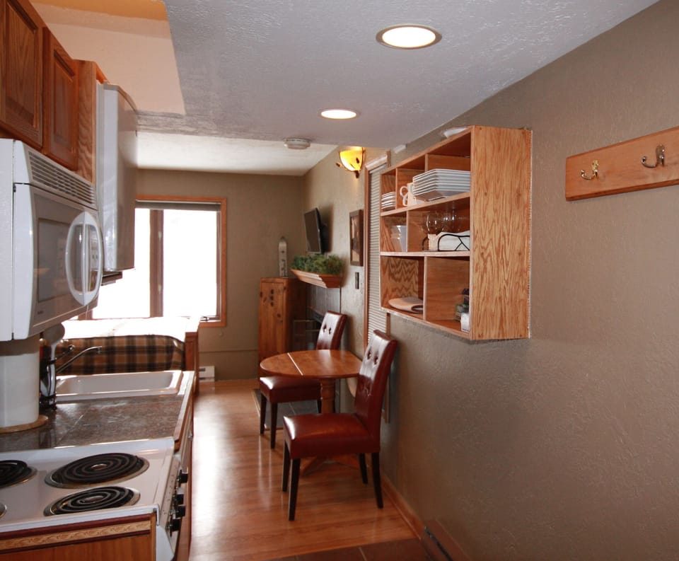 Studio, 1 Queen Bed, Pool Access, Mountain View | Private kitchen | Fridge, microwave, oven, stovetop
