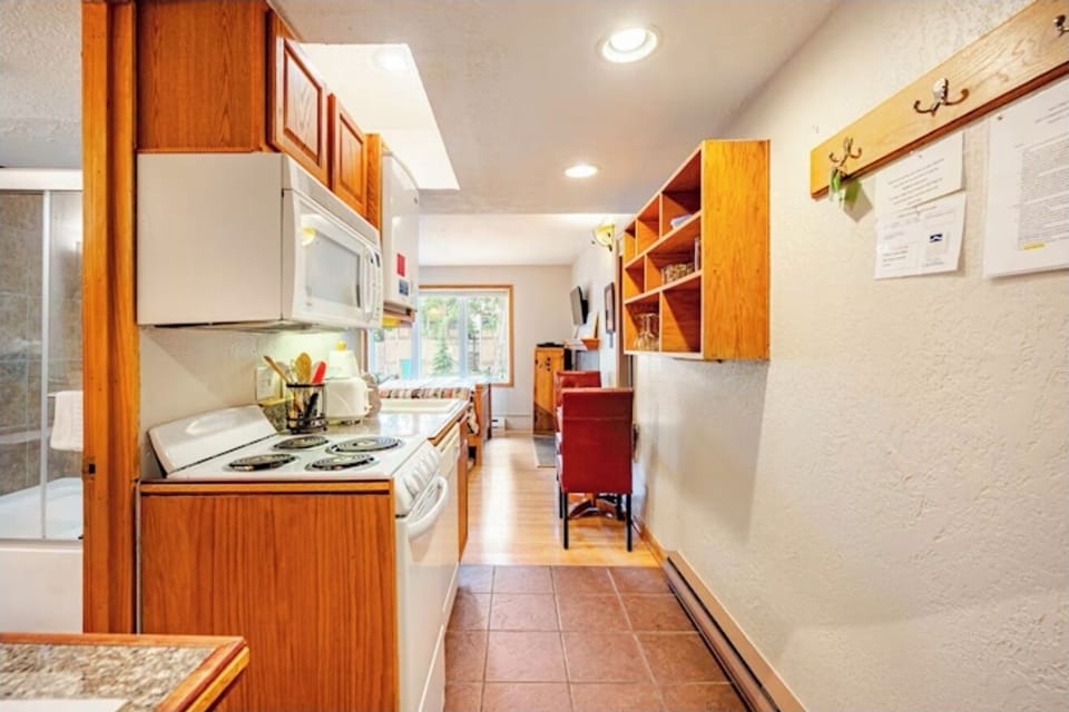 Studio, 1 Queen Bed, Pool Access, Mountain View | Private kitchen | Fridge, microwave, oven, stovetop