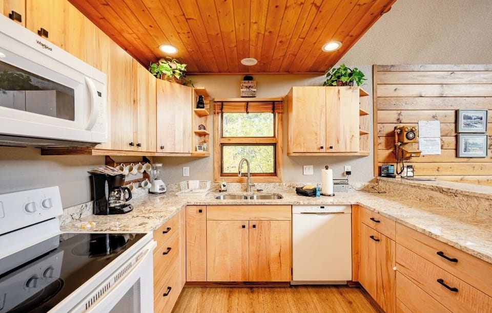 House, Multiple Beds, Hot Tub, Mountain View | Private kitchen | Fridge, microwave, oven, stovetop