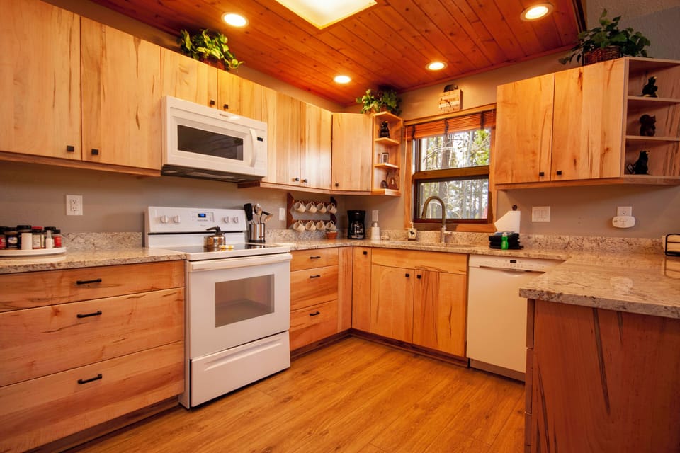 House, Multiple Beds, Hot Tub, Mountain View | Private kitchen | Fridge, microwave, oven, stovetop